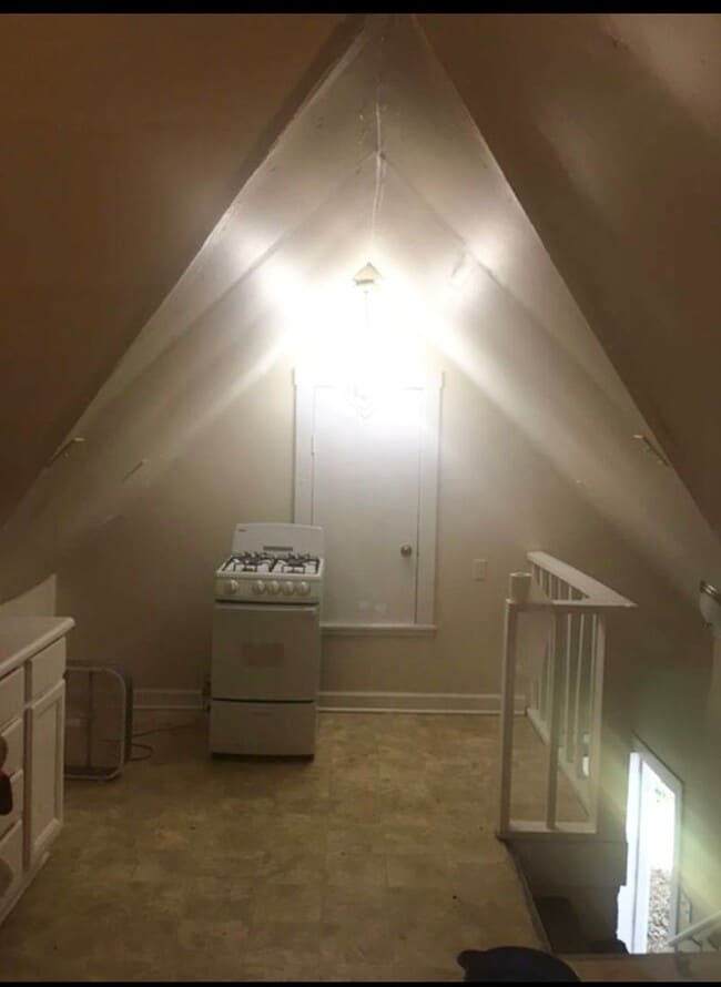 Building Photo - 3 or 15 month lease .Walk to Woodland Park...