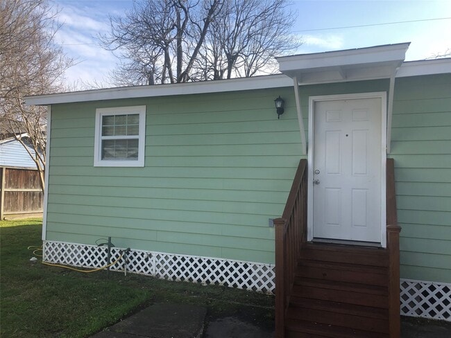 Building Photo - 914 E 25th St