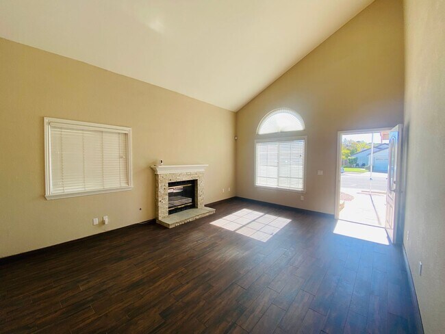 Building Photo - Stunning 4 Bedroom 3 Bathroom Home in Esco...