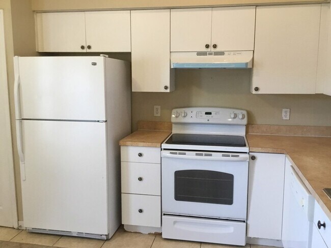 Building Photo - 202 S Somerset Ct