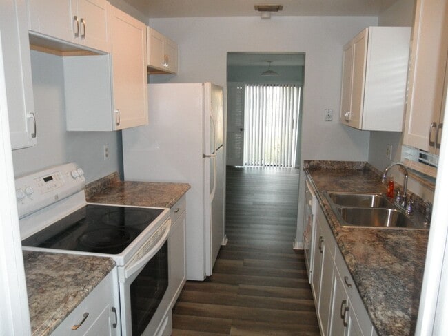 Building Photo - Summit Villas