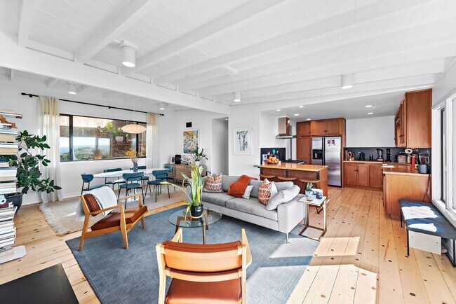 Foto del edificio - Oceanview Cottage Steps from Iconic Thousand Steps Beach