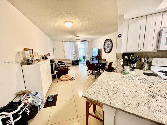 Foto del edificio - 8255 Lake Dr