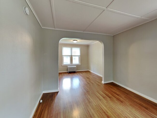 Building Photo - Charming 3 Bedroom, 1 Bathroom House is Minneapolis!