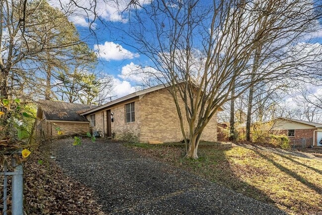 Building Photo - 6104 Meadowbrook Ln