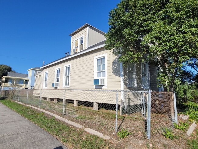 Photo - 826 Broadway Avenue J Apartment