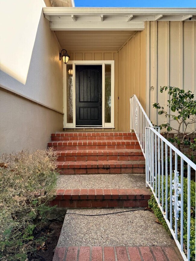 Foto del edificio - 421 Rolling Hills Ave