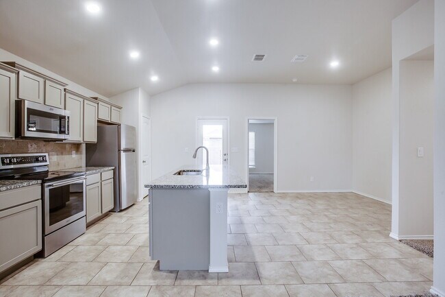 Foto del edificio - Granite Glam & Backyard Fun: Welcome to Yo...