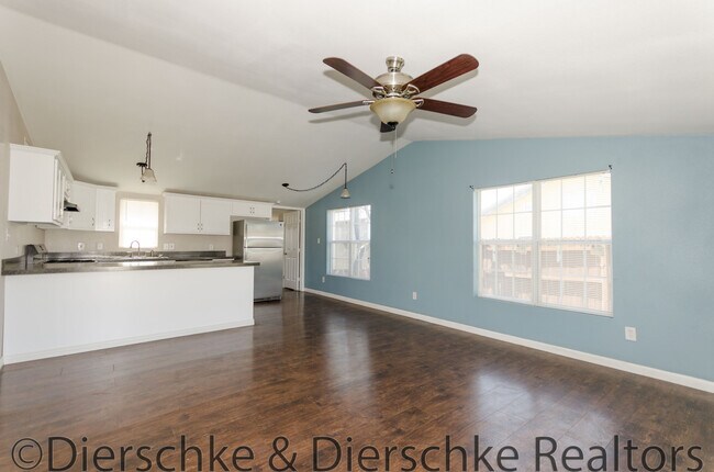 Foto del edificio - CUTE 2 bedroom home available late May!