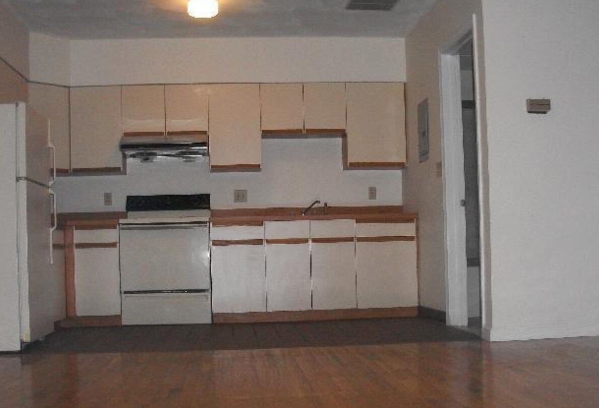 Primary Photo - 82 Essex St
