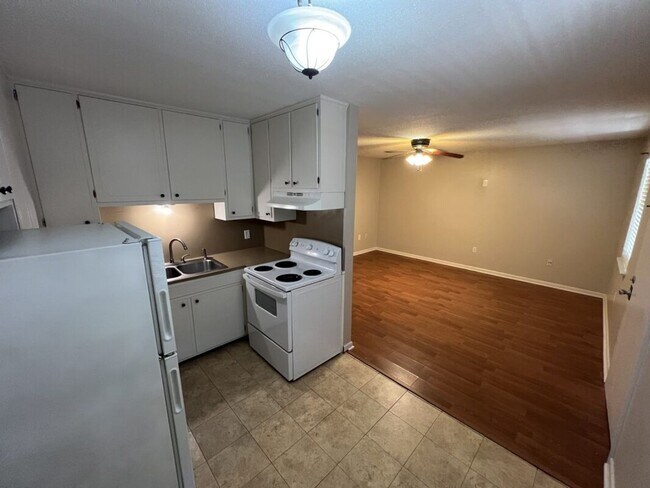 Foto del edificio - Garden View Apartments/Lee St.