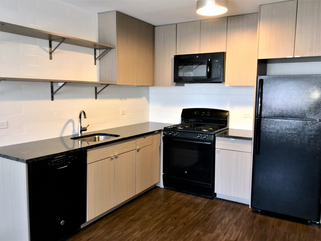 Primary Photo - 6134 N Kenmore Ave