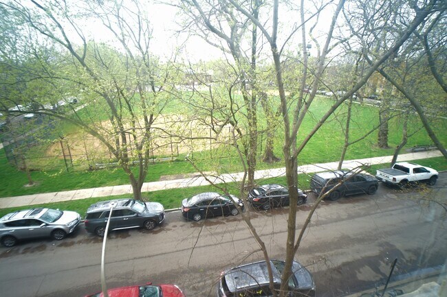 Foto del edificio - 2634 W Glenlake Ave