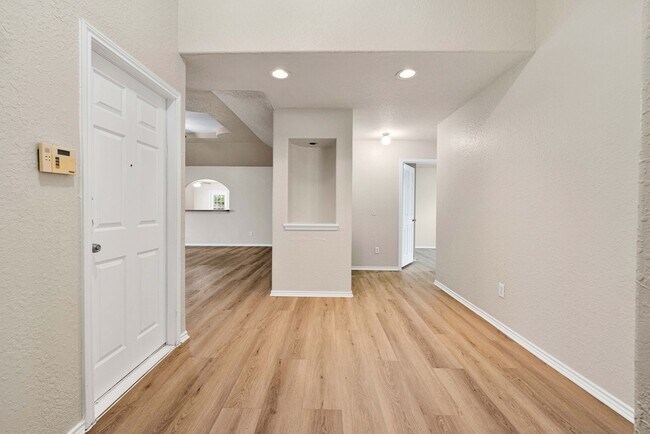 Building Photo - Stunning 4-Bedroom, 2-Bath Home on Elm Glade
