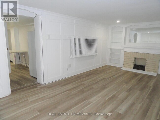 Building Photo - 328 Linsmore Cres