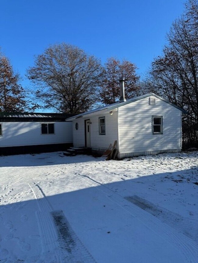 Building Photo - 3 Bedrooms, 1 Bathroom Trailer Home in Mot...