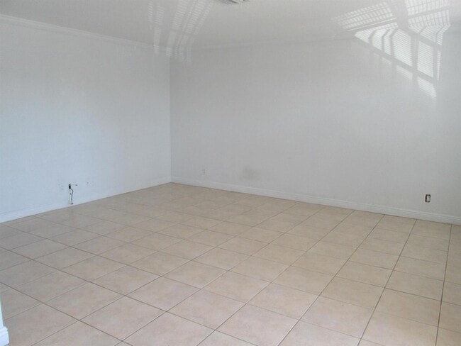 Building Photo - 405 N Cypress Dr