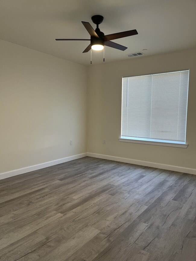 Building Photo - 5104 Chestnut Rd