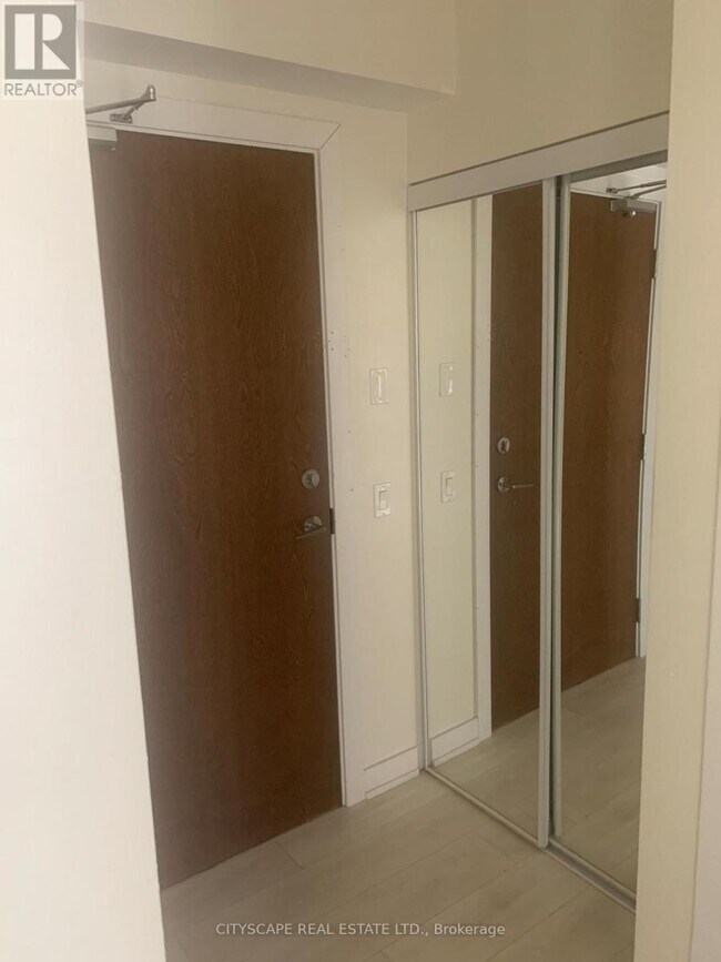 Photo du bâtiment - 2220 Lake Shore Blvd W