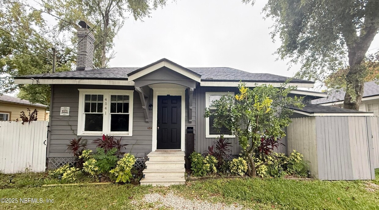 Foto principal - 4541 Woolman Ave