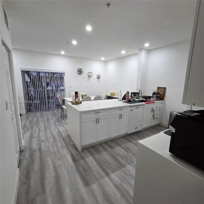 Foto del edificio - 6940 NW 179th St