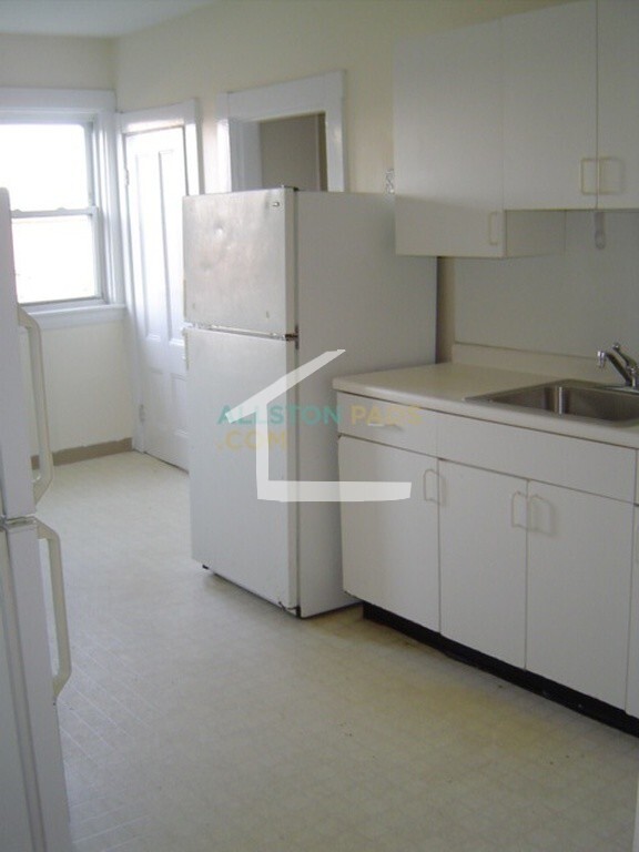 Building Photo - 140 Brooks St