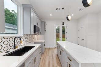 Building Photo - 6715 England St