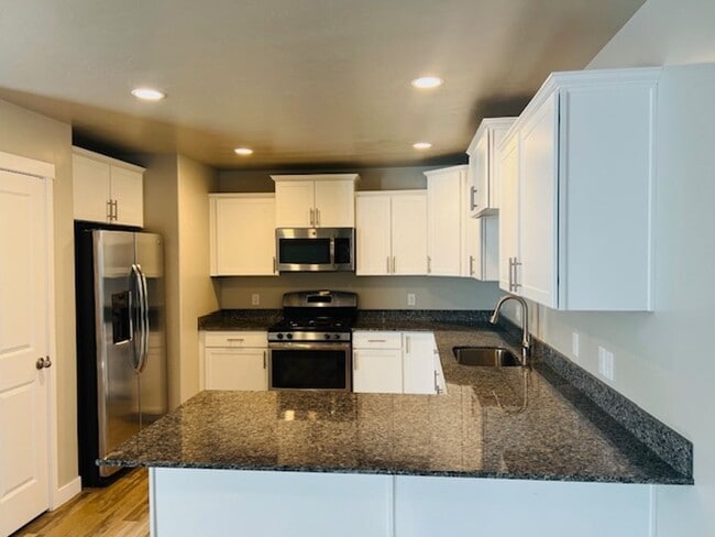 Foto del edificio - Beautiful home with central air and 2 car garage.