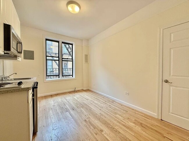 Photo - 305 W 45th St (New York, NY) Apartment