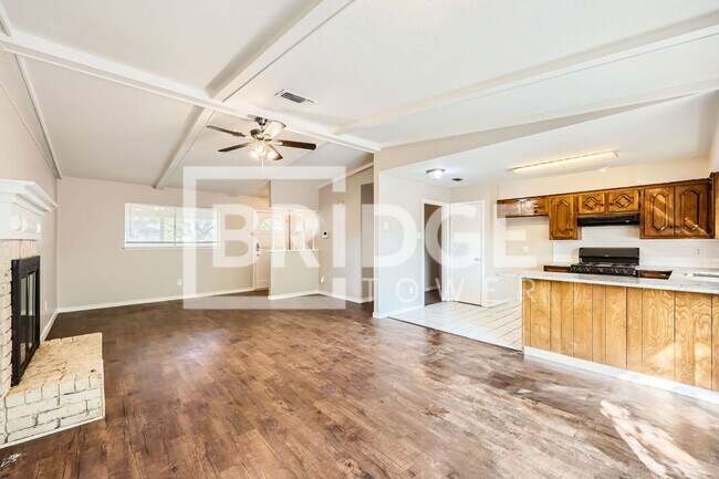 Building Photo - 802 Poinsettia Dr