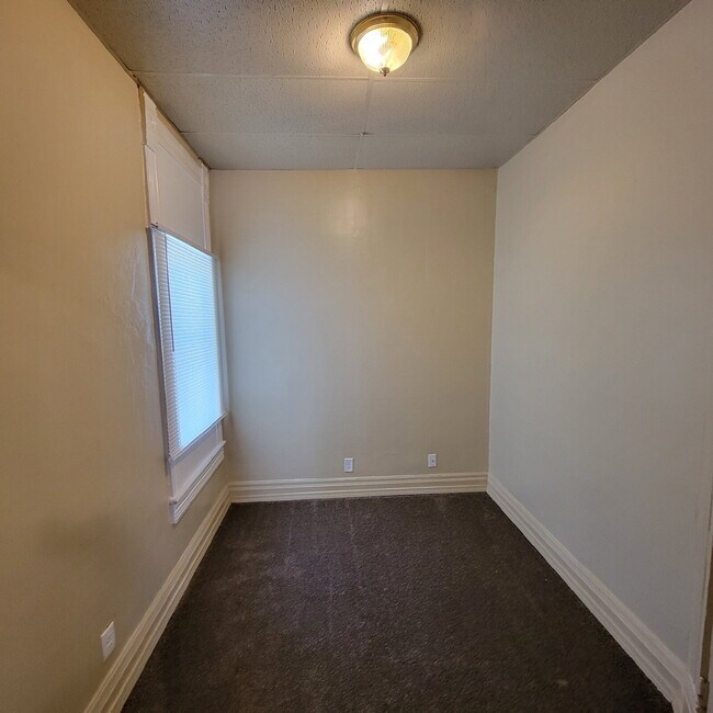 Building Photo - 4 bed w/ fence!