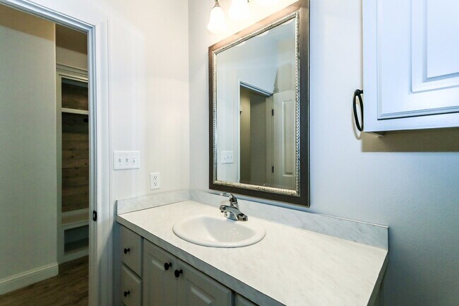 Foto del edificio - NO DEPOSIT / 6 month or 12 month lease acc...