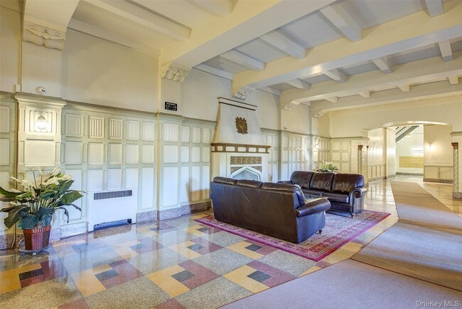 Foto del edificio - 167-10 Crocheron Ave