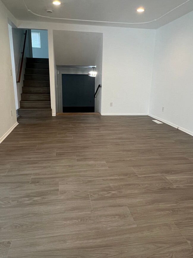 Building Photo - Large Home in North Redding - NEW flooring...