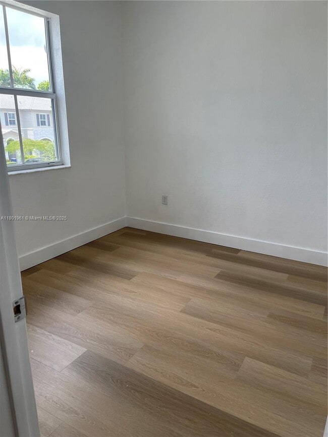 Foto del edificio - 1737 SE 26th Ter