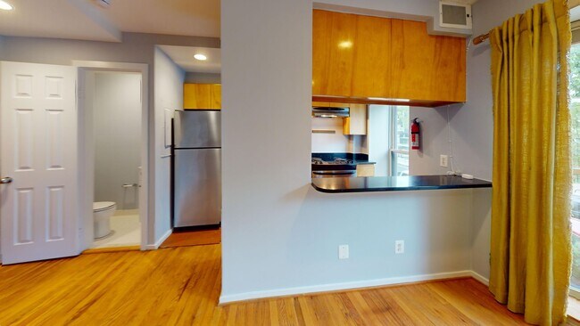 Building Photo - Adams Morgan Duplex W/Parking Included, Ro...