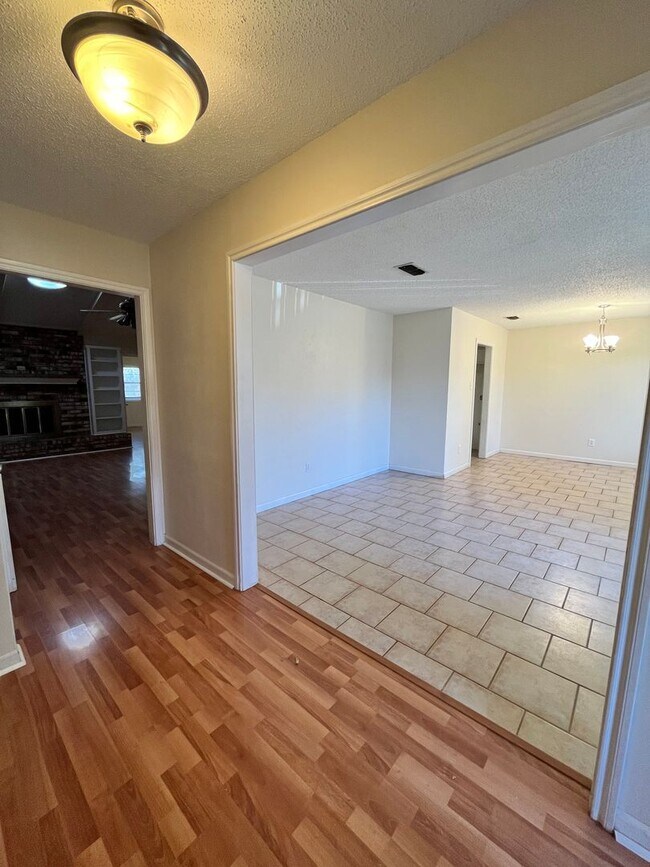 Foto del edificio - 6305 Raleigh Avenue - Spacious home in exc...