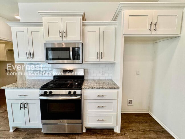 Building Photo - 3 Bed, 2 Bath Home with Garage / Pet-Friendly / Available Now!