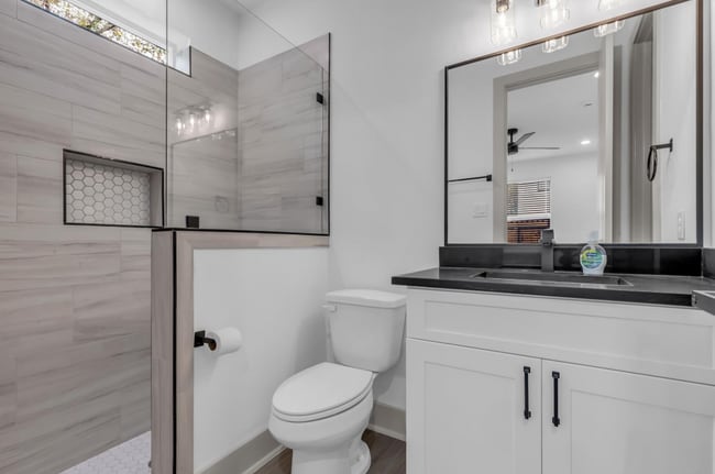 Building Photo - Sleek & Modern 3/2 in Garden Oaks