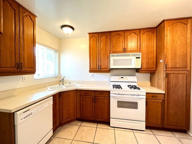 Building Photo - 3 bed, 2 bath in Ontario, CA!