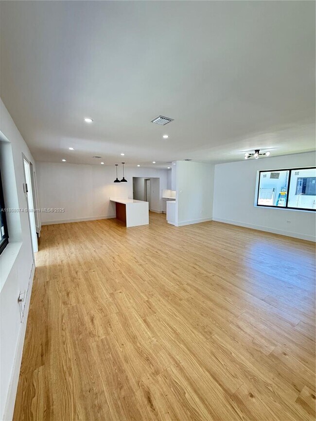 Foto del edificio - 2440 NW 68th St
