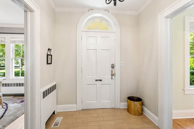 Building Photo - Stunning 3 bedroom FURNISHED MID-TERM RENTAL home in historic downtown Burlington