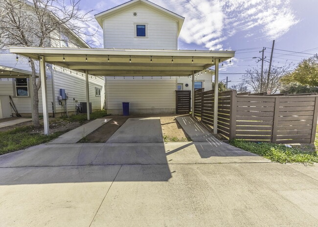 Building Photo - 603 Burleson St