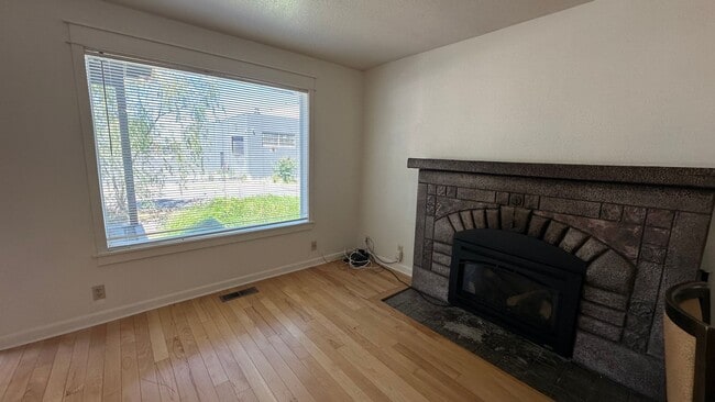 Building Photo - 4bd 2 bath Home in Westmoreland, Portland:...