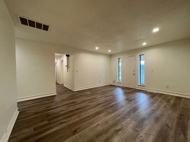Building Photo - 3 Bedroom/2 Bathroom Home with Covered Pat...