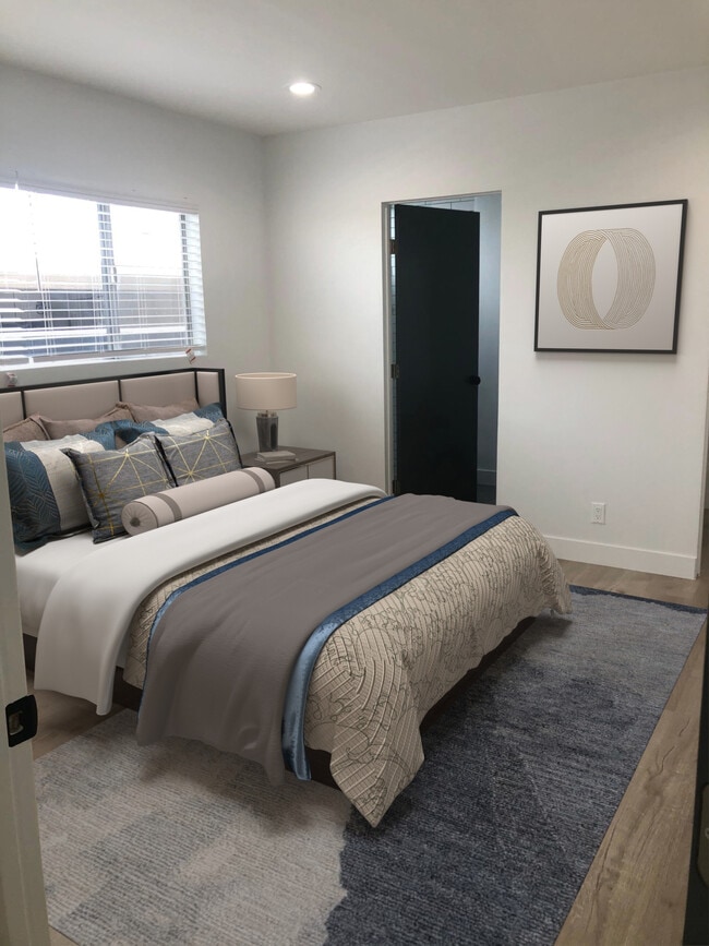 Building Photo - 817 S Bedford St