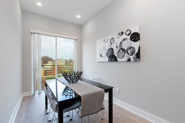 Interior Photo - Washington Court (52 W)