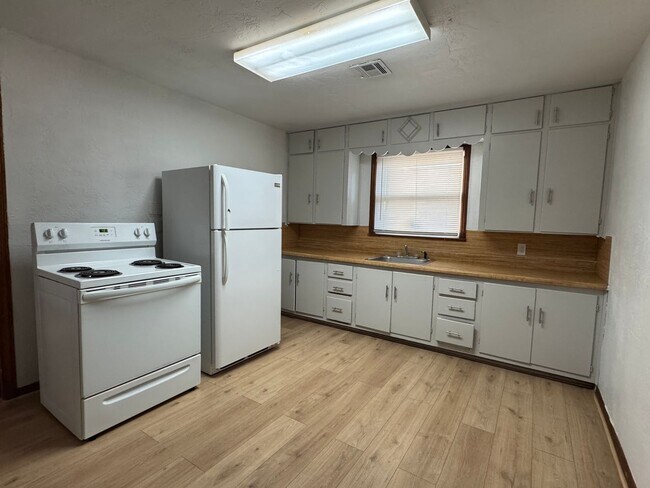 Foto del edificio - 813 SW E Ave