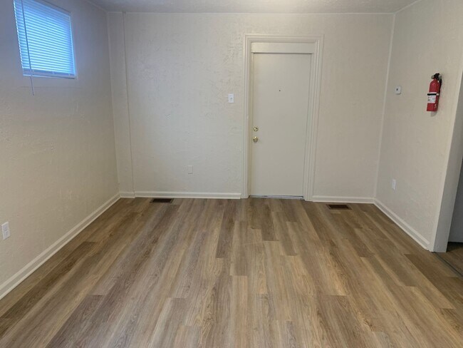 Building Photo - 1 Bedroom Apt Available Now!