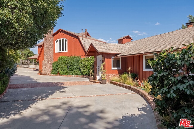 Building Photo - 3050 Runyon Canyon Rd